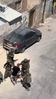 قوات الاحتلال تعتقل شاباً بعد الاعتداء عليه في قلنديا
