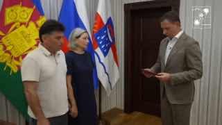 Из видео в соцсетях мэра Сочи вырезали его слова «от души поздравляю», которые он сказал при вручении награды родителям погибшего 22-летнего военного.«Спасибо. От души поздравляю. За сына вам большое спасибо», — сказал Андрей Прошунин родителям погибшего А