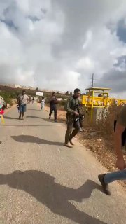 בחסות כוחות הכיבוש, מתנחלים תוקפים חקלאים כשהם מנסים להגיע לאדמותיהם באזור "אלג'מג'מה" בעיירה חלחול, מצפון לחברון.