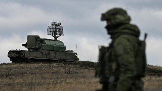 В Ярославской области заявили о самой массированной атаке дронов, в Твери поврежден склад Wildberries Российские регионы в ночь на 6 августа столкнулись с новой атакой беспилотников. Минобороны РФ заявило об уничтожении 605 аппаратов над территориями 19 ре
