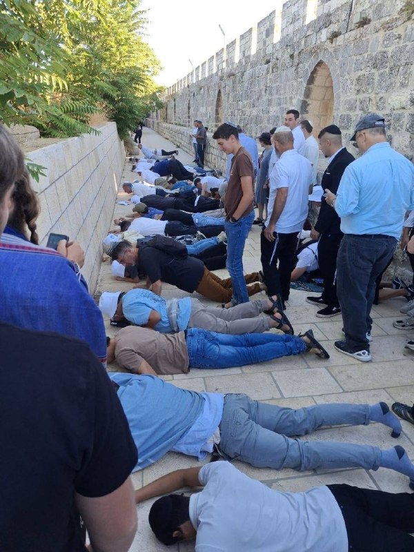 השתטחות וריקודים קולקטיביים במהלך הסתערות וחילול מסגד אל-אקצא המבורך על ידי מתנחלים
