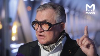Дмитрию Диброву сделали операцию на правой руке, которую он сломал после падения с лестницы в московском клубе Zorka. Ему вставили титановую пластину для сращивания костей. Телеведущий приехал в больницу тайно — чтобы не смогли достать журналисты.По данным