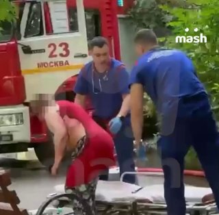 "Да не доставайся ты никому!"  Момент поджога в квартире московской пенсионерки, которая не хотела отдавать свою жилплощадь.   68-летняя бывшая учительница информатики подожгла себя после того, как пристав взломал дверь и вошёл внутрь.   Пострадали три чел