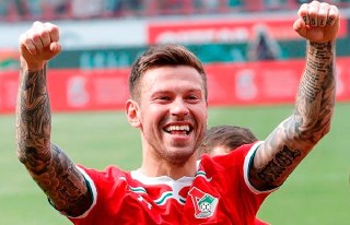 Прокуратура выступила против прекращения уголовного дела в отношении футболиста Федора Смолова о драке в «Кофемании», передает «РИА Новости» из зала суда.   «Следует учесть, что Смолов является публичной личностью, бывший игрок сборной России. Своими дейст