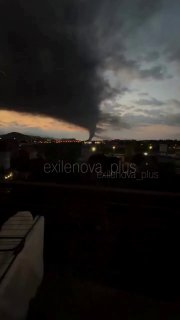 В Сочи после атаки дронов загорелась нефтебаза. СМИ также пишут об ударе по дивизиону ПВОНочью беспилотники атаковали Сочи. По данным оперативного штаба Краснодарского края, в результате удара загорелась нефтебаза. В нескольких домах выбило окна, местами п