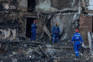 Появилось видео прямого попадания ракеты в Киеве.