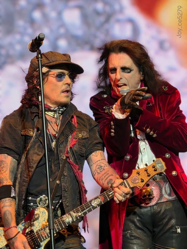 𝐃⃟𝐄𝐏𝐏𝐇𝐄𝐀𝐃𝐈𝐒𝐌⊱جانی دپ: • #Newpic• #Depp_Friends • #HollyWoodVampires بیاین باهم کمی از عکسای جدیدشون لذت ببریم 👩🦽😍⌜@JOHNNYDEPPFF⌟• #Newpic• #D