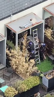 הוא נרדם.. משהד מתעד את הרגע בו עצרה המשטרה הבריטית מבוקש שישן על גג בניין בסלפורד, בחשד למעורבות בפשעים כמ…