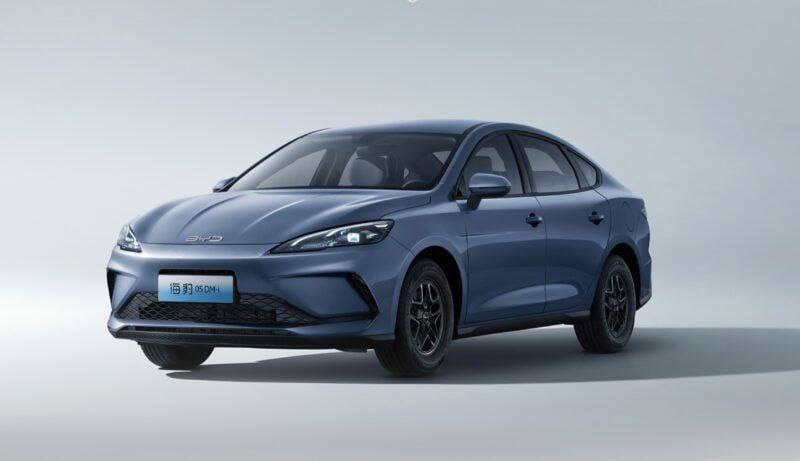 BYD представил гибридный седан Seal 05 DM-i с запасом хода до 2000 км по цене ГРАНТЫ.