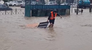 ⚡️ Дагестан «поплыл»: в Махачкале режим ЧС после дождей и перегрузки ливневой канализации, в регионе запретили пить водопроводную воду, есть перебои с электричествомВ Махачкале власти города ввели режим ЧС из-за подтоплений. Мэрия просит жителей меньше пер