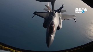 🇮🇱 מטוס קרב חמקן מדגם F-35A של חיל האוויר האמריקאי מקבל תדלוק אווירי ממטוס תדלוק KC-135 סטרטוטנקר במהלך ס…