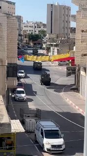 מראות של כוחות הכיבוש מסתערים על העיר דורה, דרומית לחברון.
