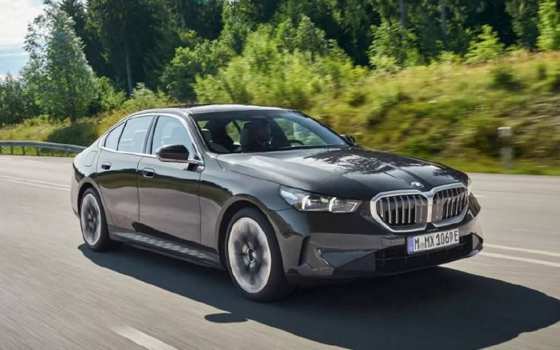 Новая BMW 5 серии получила две гибридные версии 530e и 550e xDrive