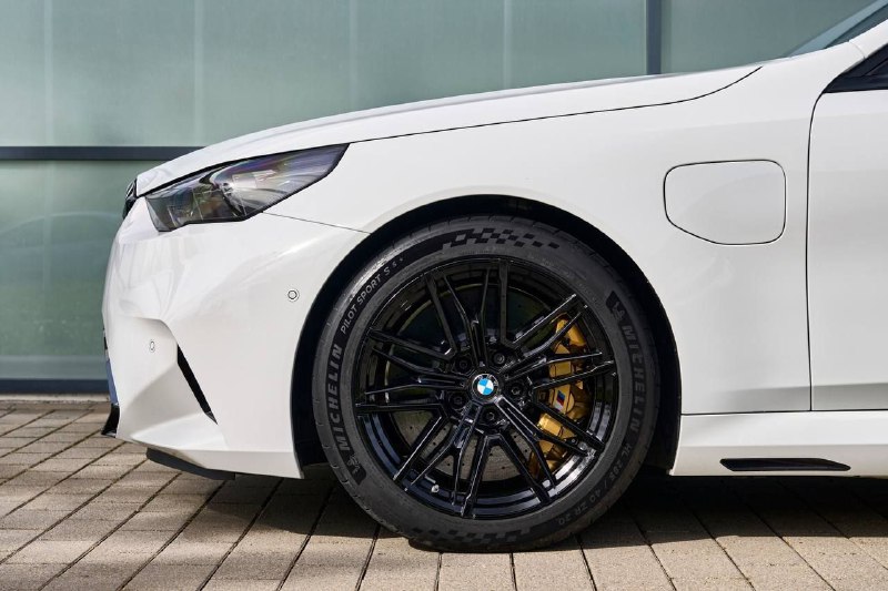 M5 Touring в цвете Alpine white 4