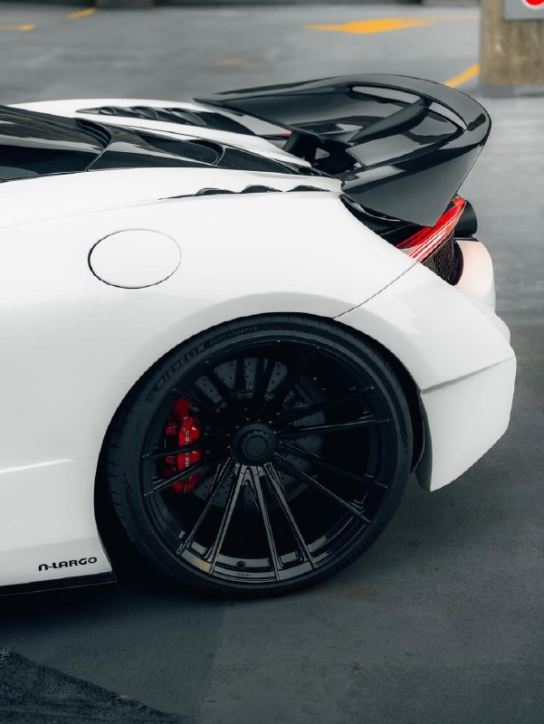 Один из 15 McLaren 720 N-Largo 3