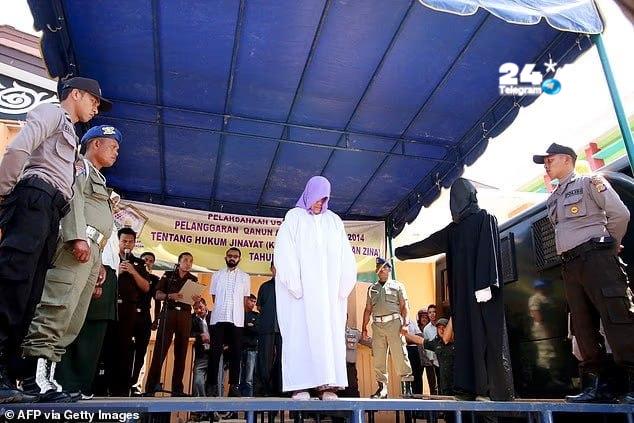 🇮🇱 נוצריה באינדונזיה נידונה ל-30 מלקות. באינדונזיה, הנוצריה רמיטה סנגה, בת 60, הוענשה בפומבי על ידי בית מ…