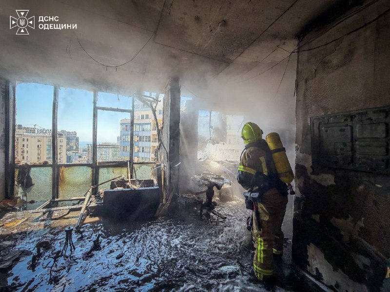 Сьогодні російський безпілотник влучив у житлову 24-поверхівку в Одесі: двоє людей постраждали!