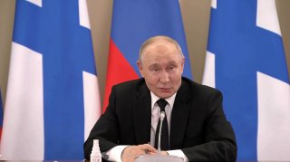 Собянин раскритиковал идею перехода России на военную экономику«Мы постоянно слышим разговоры о том, что надо мобилизовать всю экономику, на войну развернуть и так далее. Но современная экономика выстроена по-другому. Если не будет самой экономики мирной ж