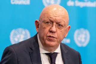 Только автомобилисты великой нефтяной державы слегка выдохнули, как на заправках опять стал кончаться бензин (и начинаться ограничения). По данным сервиса по поиску топлива «Где БЕНЗ», в России неделю назад заправиться можно было менее чем на трети АЗС.Вме
