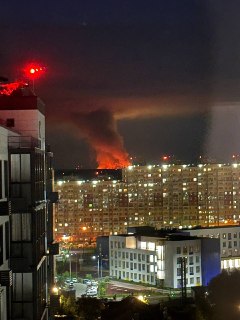 Пожар на складе Wildberries в подмосковной Электростали продолжается, рассказал @varlamov_news местный житель.