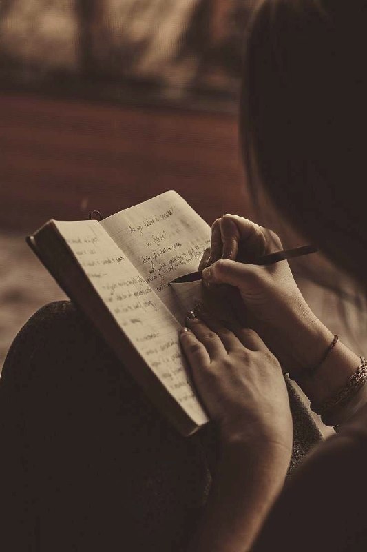 " مجله کاریکلماتور": من هر چه برای تو مینویسم،تو فقط بخوان،دوستت دارم.👤محمود درویششبتون آرام و دل انگیز 🌙 ❤️🌱مجله کاریکلماتور 🍎@alirezajamshi