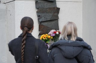 Читатели «Новой газеты» пришли к зданию редакции после сообщения о закрытии изданияПосле объявления о закрытии «Новой газеты» читатели начали приходить к офису редакции в Потаповском переулке в Москве, пишет SOTAvision.⚪️ Пришедшие читатели. Одна из посети