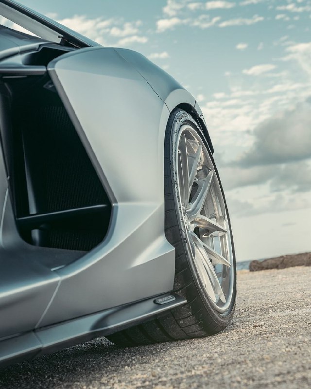 Lamborghini Revuelto 8