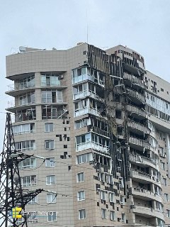 В Перми беспилотник влетел в жилой дом, передают очевидцы.