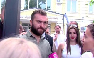 Задержан мужчина, избивший туристку в грузинском отеле Agarani Estate, сообщает МВД Грузии.  Против него возбуждено уголовное дело об умышленном причинении легкого вреда здоровью, ему грозит до трех лет лишения свободы.  «Согласно показаниям свидетелей, в…