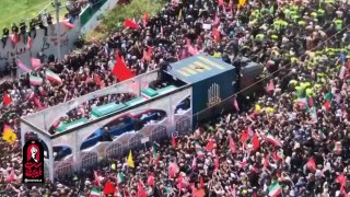 גופת האימאם שנרצח ונפגעיו מגיעה לכיכר אזדי בטהרן בין זרם של מיליוני אבלים.