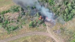 צפו: מכונית רוסית הונעה קדימה לאחר שמטען חבלה התפוצץ בתוכה, כשעוצמת הפיצוץ גרם לרכב הפגוע לנסוע בכוחות עצמו.