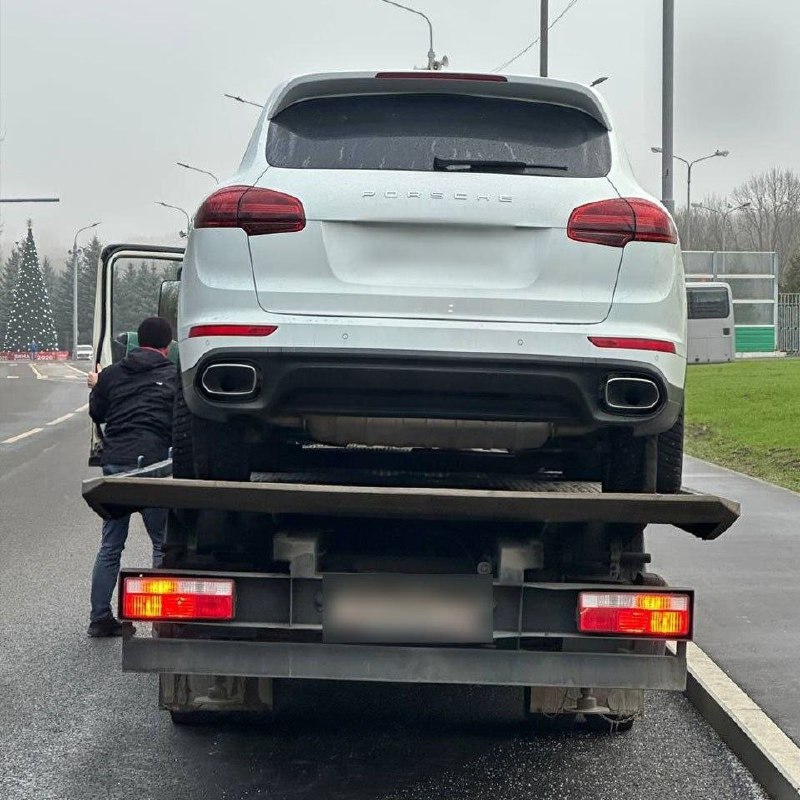 Автомобили Porsche начали превращаться в кирпичи п...