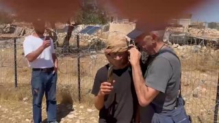 مستوطنون يعتدون على متظاهرين في الكعابنة برام الله