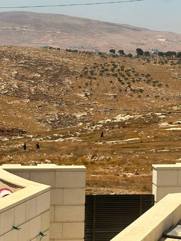 כוח רגלי מצבא הכיבוש מסתער על העיירה בית פוריק.