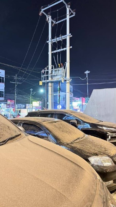 چندثانیه آنلاین: بارش برف خاکستری در اندونزی در پی فوران آتشفشان🔹ساکنان جاکارتا و شهرهای همسایه، ریزش خاکسترهای آتشفشانی را با بارش برف م