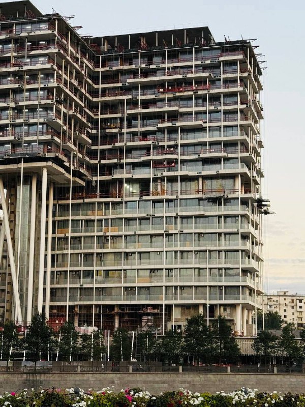 Бадаевский дом, который парит над городом Проходил мимо жк Бадаевского и остановился Монтаж опор будущих парящих подъездов впечатляет. Колонны высо... - изображение 4 - это, бадаевский, колонны