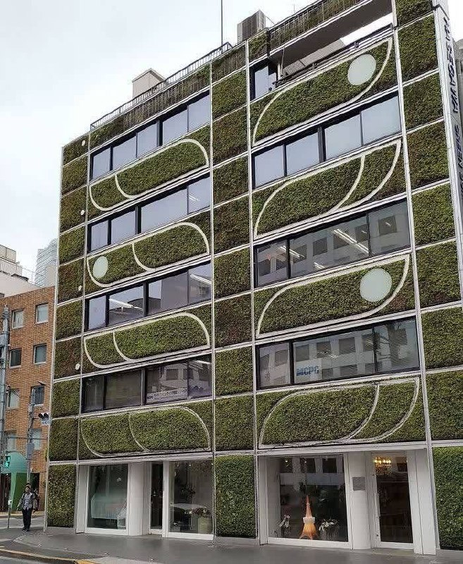 ژاپنی برای همه: ساختمان شینجاکو با دیوارهای سبزدر منطقه شینجاکو، ساختمان Mitsui Tower با دیوارهای سبز طولانی (حدود ۱۵۰ متر) بهصورت مستم