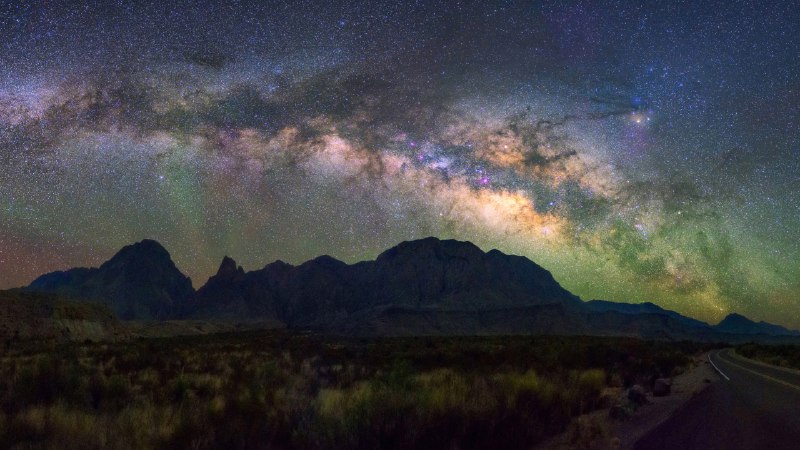 星光盛宴大弯国家公园上空的银河，得克萨斯州，美国 (© wisanuboonrawd/Adobe Stock)