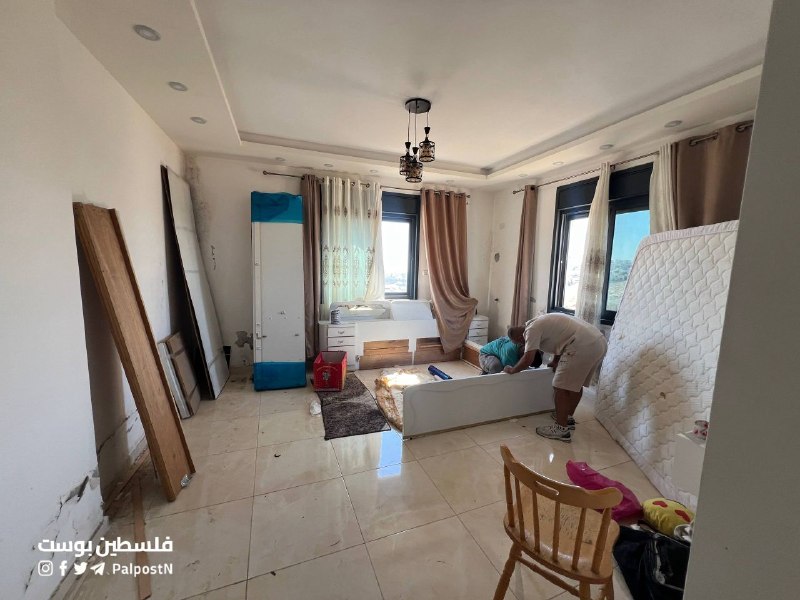 عائلة فلسطينية تُرحل من منزلها في نابلس بعد إنذار هدم