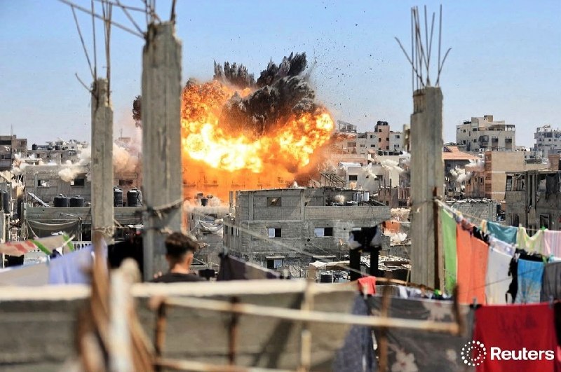 משהד מפחיד.. הרגע שבו מטוס הכיבוש הרס בית במחנה נוסייראת, במרכז רצועת עזה.