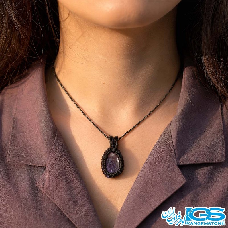 گوهر فردوس ایران: گردنبند آمیتیست 💜🖤✅ تنظیم و تعادل چاکرای تاج و ریشه✅ آمیتیست: آرامش‌بخش، ضد اضطراب، تقویت تمرکز و شهود✅ مناسب برای مدیتی