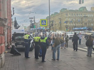 Шесть человек пострадали в ДТП на углу Невского проспекта и набережной Фонтанки – у Аничкова моста, сообщает «Фонтанка». Автомобили вылетели на тротуар.Очевидцы рассказали RT, что один из водятлов решил проскочить на жёлтый сигнал светофора