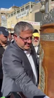 The Minister of National Security in the occupation government, Itamar Ben Gabir, storms the Burak Wall square.