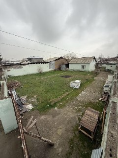 Uy sotiladi yer narxida srochniy