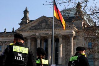 В Германии за сутки произошли две диверсии на электроподстанциях и взрыв у вокзалаВозле электроподстанции в городе Бергхайм под Кельном следователи обнаружили шесть приспособлений для запуска пиротехники. С их помощью злоумышленники, вероятно, забросили пр