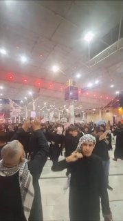 העיראקים מביעים את צערם על אובדנו של האימאם ההרוג סייד עלי אל-חוסייני חמינאי (שיהיה אלוהים מרוצה ממנו) בשיר…
