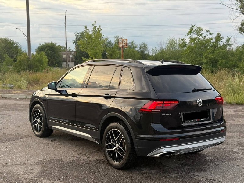 В продаже volkswagen tiguan(2020
Года)
‼️Возможна продажа в кредит‼️или обмен в обе стороны

✅Полностью в родном окрасе
✅Автомобиль в броне пленке
✅Мотор 2.0 (180 л. С)
✅Самый надежный автомат( не вариатор)
✅Максимальная комплектация(комплектация offroad)
✅Машина
Эксплуатировалась по трассе
✅По технике без вопросов. Двигатель работает ровно, коробка переключает мягко, ошибок нет.
Личный авто. Вложений не тpебует.
Полное tо в мае 2026г.
✅ Много ассистентов и дополнительных опций, саrрlаy и аndrоidаutо, топовая адаптивная оптика с вырезанием автомобилей.
✅ Зимний пакет: обогрев лобового стекла, руля, сидений, трехзонный климат контроль, обогрев зеркал, форсунок омывателя, заднего стекла.
✅ Все зоны риска (капот, бампер, фары, крылья, стойки) защищены премиальной полиуретановой бронепленкой llumаr.
✅Реальный пробег.
✅Только дилерское обслуживание масло только оригинал, каждые 5 тысяч км, масло в коробке поменяно.
✅ Без окрасов, лакокрасочное покрытие в идеальном состоянии, без царапин и сколов.
✅Без залогов, без кредитов и ограничений, без штрафов, полностью юридически чистый автомобиль.

Цена 2.595.000 торг на месте
Рассматриваю обмен в обе стороны

Номер телефона +7 949 382 2120( есть
Telegram) - фотография - 4