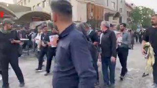 🎦 משפחת הנפגעים של מינאב, שבורת לב מהטרגדיה הגדולה אך גאה, נסעה לבקר את סייד וסלאר נהרג.