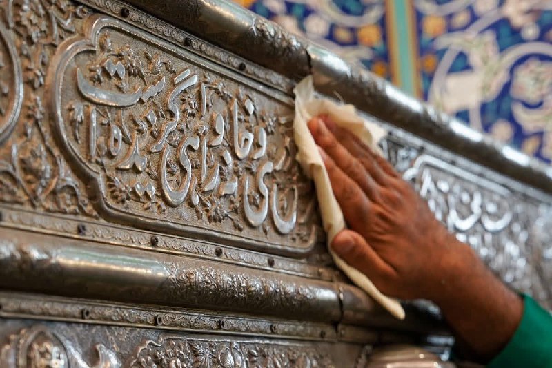 حرم حضرت معصومه علیهاالسلام: 💠 ضریح و روضه منوره حرم بانوی کرامت غبارروبی شد▫️ضریح و روضه منوره حرم مطهر حضرت فاطمه معصومه سلام الله علیها در نخستین