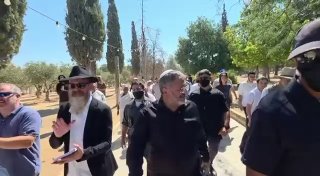 בן גביר מוביל את פלישות המתנחלים ותפילות התלמוד במהלך הפלישה למסגד אל-אקצא המבורך הבוקר.